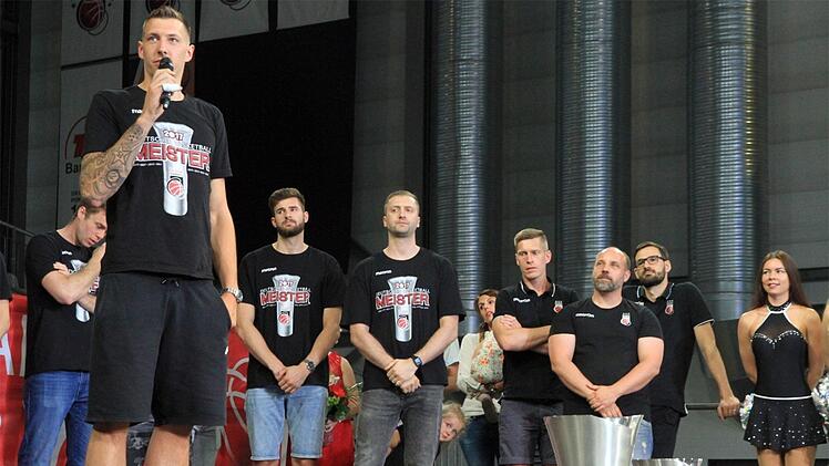 "Die wichtigen Spiele haben wir gewonnen", freute sich Daniel Theis bei der Fan-Party. Foto: Bertram Wagner