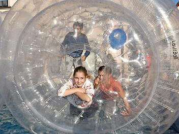 Für die Kinder wird beim Straßenfest viel geboten. Die begehbaren Wasserbälle sollen viele Jungen und Mädchen begeistern.  Foto: Ulrike Langer