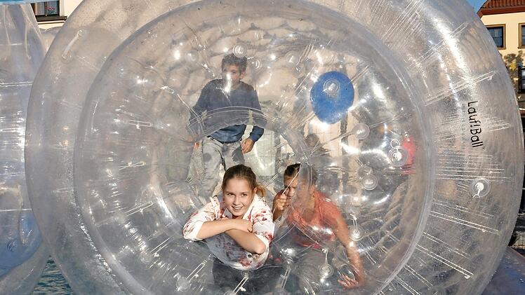 Für die Kinder wird beim Straßenfest viel geboten. Die begehbaren Wasserbälle sollen viele Jungen und Mädchen begeistern.  Foto: Ulrike Langer