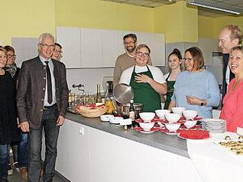Beste Stimmung herrschte bei der Übergabe der zweiten Schulküche an der Albrecht-Dürer-Mittelschule in Haßfurt. Unser Bild zeigt (von links) Susanne Vodde, Sabine Kral, Günther Werner, Stefan Schneider, Matthias Weinberger, Sebastian Koch und Julia Köhler, Hedwig Richter, Horst Hofmann und Fachlehrerin Susanne Lang. Foto: Sabine Weinbeer
