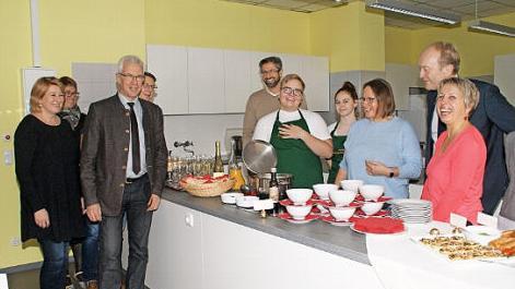 Beste Stimmung herrschte bei der Übergabe der zweiten Schulküche an der Albrecht-Dürer-Mittelschule in Haßfurt. Unser Bild zeigt (von links) Susanne Vodde, Sabine Kral, Günther Werner, Stefan Schneider, Matthias Weinberger, Sebastian Koch und Julia Köhler, Hedwig Richter, Horst Hofmann und Fachlehrerin Susanne Lang. Foto: Sabine Weinbeer