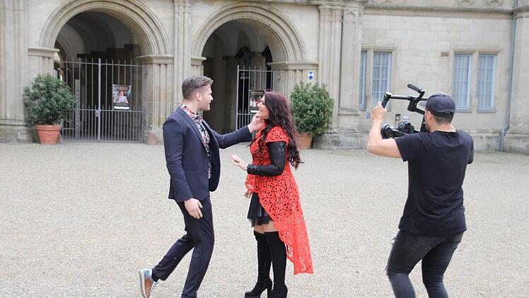 Videodreh vor Schloss Ehrenburg in Coburg: "Liebe" heißt das neue gemeinsame Lied von Angela Henn und ihrem Partner Dennis Klak.Oliver Schmidt