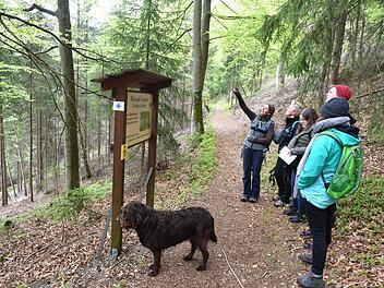 Wenn Försterin Melanie Schwarzmeier (links) eine Sage des Märchenpfades erzählt, haben ihre Begleiter Zeit zum Durchschnaufen. Foto: Ronald Rinklef