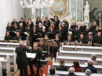 Mit dem Oratorium "König David" von Arthur Honegger hatte sich Marius Popp mit dem Dekanatschor, Solisten und Instrumentalisten auf ein musikalisch schwieriges Gebiet gewagt. Foto: Klaus Klaschka