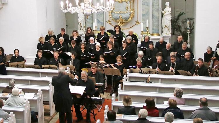 Mit dem Oratorium "König David" von Arthur Honegger hatte sich Marius Popp mit dem Dekanatschor, Solisten und Instrumentalisten auf ein musikalisch schwieriges Gebiet gewagt. Foto: Klaus Klaschka