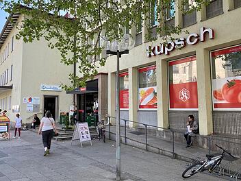 Noch ist alles beim Alten. Doch schon bald wird über der Kupsch-Filiale in der Von-Hessing-Straße das Edeka-Logo prangen. Im Inneren wird bereits umgebaut.