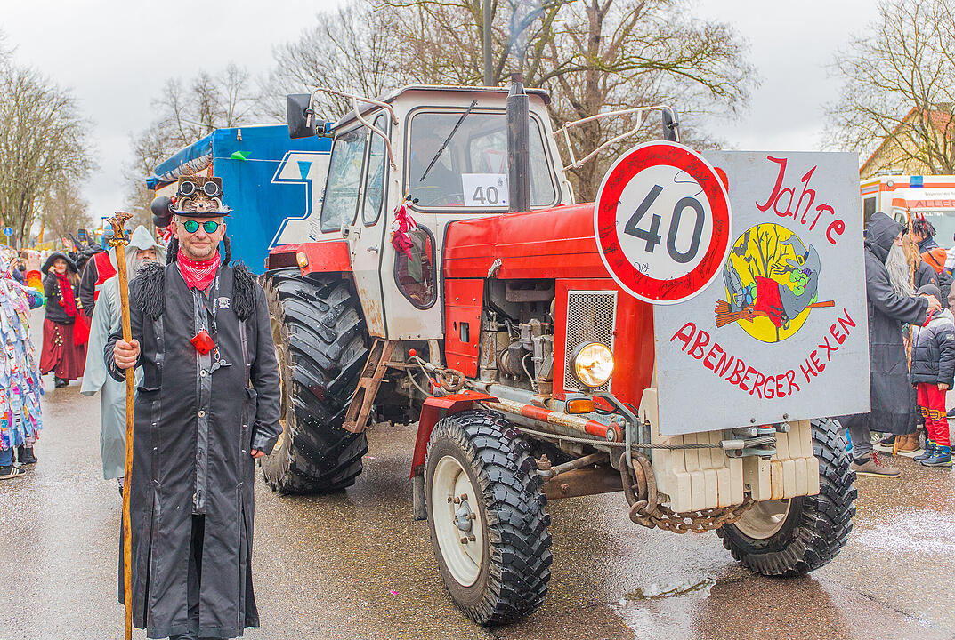 Buntes Faschingstreiben begeistert groß und klein.