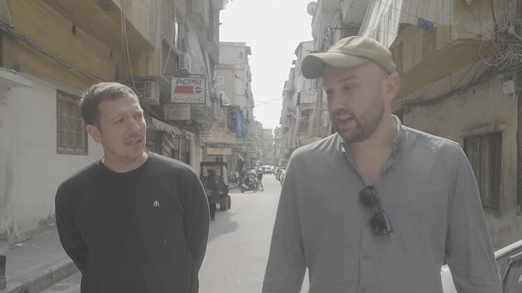 Auf Spurensuche in Damaskus: Reporter Thilo Mischke (links) begleitet Martin Lautwein, der 2018 über Wochen in einem syrischen Gefängnis gefoltert wurde.