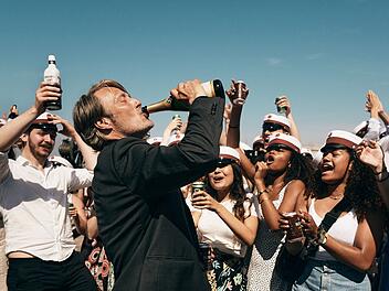 "What a Life": Mads Mikkelsen brilliert in "Der Rausch" als Lehrer in der Midlife-Krise, der durch ein Experiment H&ouml;hen und Tiefen erlebt und schlie&szlig;lich lernt, das Leben zu feiern, wie es ist.