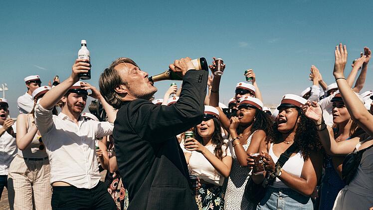 "What a Life": Mads Mikkelsen brilliert in "Der Rausch" als Lehrer in der Midlife-Krise, der durch ein Experiment H&ouml;hen und Tiefen erlebt und schlie&szlig;lich lernt, das Leben zu feiern, wie es ist.