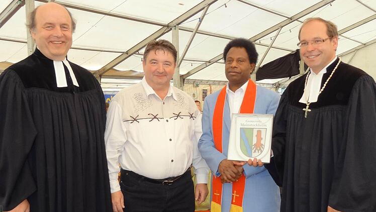 Zum Festgottesdienst  kam Pastor Joseph Benson aus Papua Neuguinea.