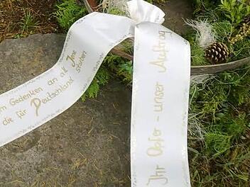 Nicht strafbar:  die Kränze, die vermutlichen von einer rechten Gruppe am Volkstrauertag  an Ehrenmalen in Kulmbach niedergelegt worden sind. Foto: privat
