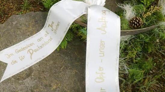 Nicht strafbar:  die Kränze, die vermutlichen von einer rechten Gruppe am Volkstrauertag  an Ehrenmalen in Kulmbach niedergelegt worden sind. Foto: privat