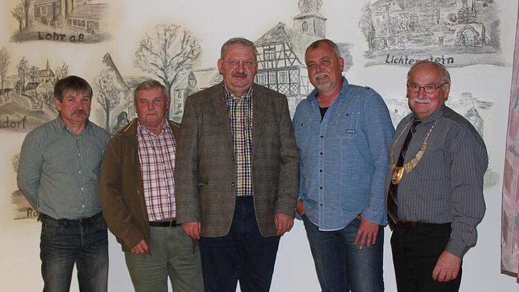 Arnold Deininger (Bildmitte) hat 36 Jahre lang, seit Gründung der Gemeinde Pfarrweisach, im Gemeinderat mitgearbeitet. Ausgeschieden sind neben ihm auch (von links) Herbert Leidner, Erwin Steinert, Arnold Deininger, Olaf Betz und Bürgermeister Hermann Martin, der künftig nur noch Gemeidnerat ist.