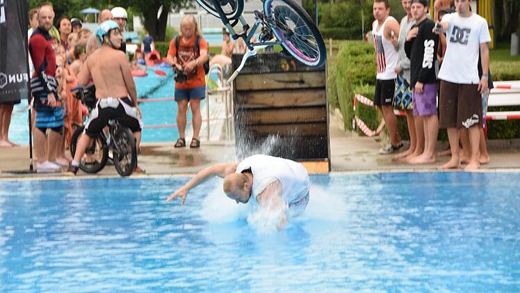 Wassertag beim Jugendfestival YouCo im Aquaria Freibad in CoburgFoto: Ronald Rinklef