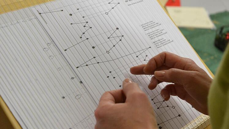 Wo ein Pünktchen ist, da wird gezupft. Schon mit wenig Übung haben Anfänger beachtliche Erfolgserlebnisse.