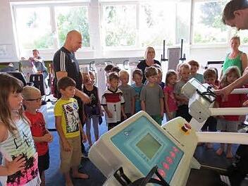 Besuch des städtischen Kindergartens im Eberner Sportstudio von Jürgen Schorn (dunkle Kleidung) Foto: Wolfgang Dietz