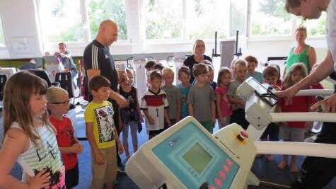 Besuch des städtischen Kindergartens im Eberner Sportstudio von Jürgen Schorn (dunkle Kleidung) Foto: Wolfgang Dietz