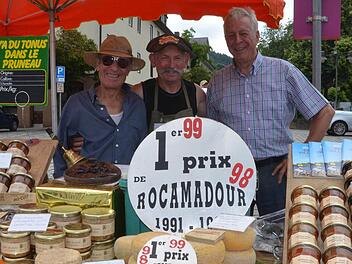 Ben Bourebaba (links) und Klaus Eichhorn (rechts) besuchten Benoit Lefevre an seinem Verkaufsstand auf dem Neustadter Marktplatz, um ein wenig über die Euro und Villeneuve zu plaudern. Foto: Rainer Lutz
