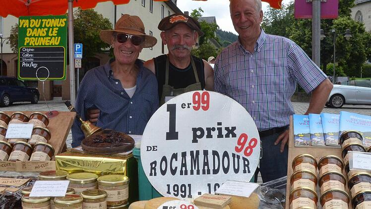 Ben Bourebaba (links) und Klaus Eichhorn (rechts) besuchten Benoit Lefevre an seinem Verkaufsstand auf dem Neustadter Marktplatz, um ein wenig über die Euro und Villeneuve zu plaudern. Foto: Rainer Lutz