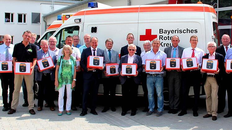 Die Bürgermeister mit den neuen Defis  Foto: Johanna Blum