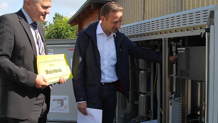 Ortstermin in der Oberen Fischäckergasse in Willmersreuth: In Ermangelung eines roten Knopfes, mit dem man das neue und schnelle Mainleuser Internet in Betrieb setzen könnte, besichtigen Bürgermeister Robert Bosch und Friedrich Weinlein (links) vom Netzbetreiber Deutsche Telekom einen von 16 Verteilerschränken, die aufgestellt worden sind. Foto: Stephan Tiroch