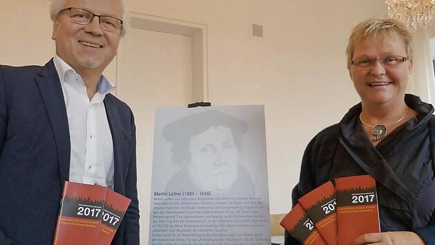 Dekan Hans-Martin Lechner und Diakon Andrea Hofmann pr&auml;sentieren das Programm des Dekanats Bamberg f&uuml;r das Jubil&auml;umsjahr 2017. Foto: Marion Kr&uuml;ger-Hundrup