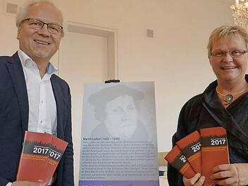 Dekan Hans-Martin Lechner und Diakon Andrea Hofmann präsentieren das Programm des Dekanats Bamberg für das Jubiläumsjahr 2017. Foto: Marion Krüger-Hundrup
