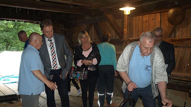 Mühlvogt und Landrat Klaus Löffler (2.v.li.) und Dritter Bürgermeister Thomas Reißig sehen fasziniert bei den Schneidvorführungen zu. Foto: Susanne Deuerling