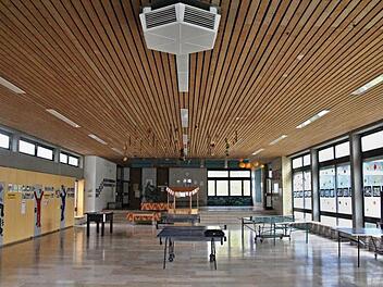 Das Dach der Mittelschule, vor allem im Bereich der Aula (Foto), muss ausgebessert oder saniert werden, da bereits Wassereinbrüche zu sehen sind. Hausmeister Günther Krettek hat eine Notsicherung vorgenommen. Foto: Helmut Will