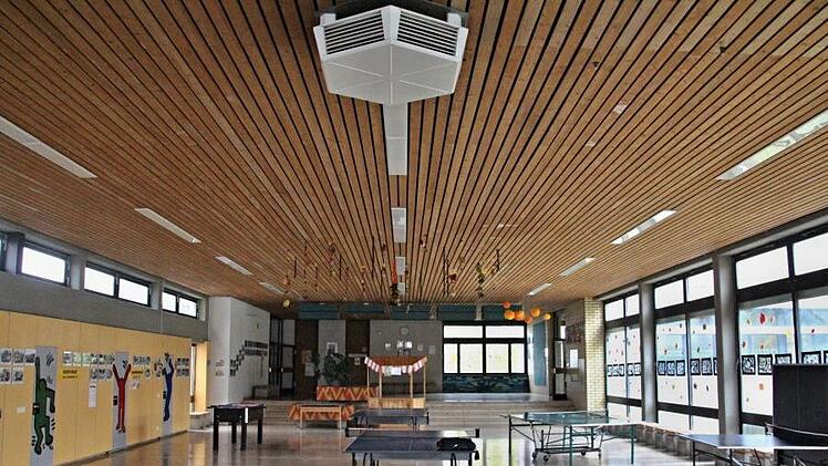 Das Dach der Mittelschule, vor allem im Bereich der Aula (Foto), muss ausgebessert oder saniert werden, da bereits Wassereinbrüche zu sehen sind. Hausmeister Günther Krettek hat eine Notsicherung vorgenommen. Foto: Helmut Will