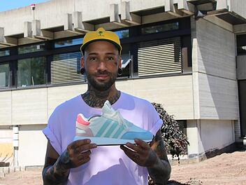 Sneakers sind bei vielen Jungen und Junggebliebenen angesagt. Das weiß Dennis Schmidt, der zum Mitarbeiterteam des "KU13 Sneakerlabor" gehört, das Schuh Mücke im früheren Dentallabor Waldmann in der Bayreuther Straße eröffnet. Foto: Alexander Hartmann
