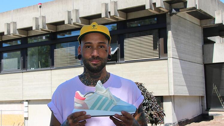 Sneakers sind bei vielen Jungen und Junggebliebenen angesagt. Das weiß Dennis Schmidt, der zum Mitarbeiterteam des "KU13 Sneakerlabor" gehört, das Schuh Mücke im früheren Dentallabor Waldmann in der Bayreuther Straße eröffnet. Foto: Alexander Hartmann
