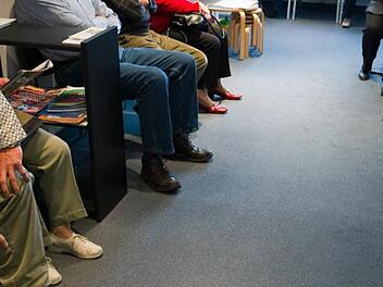 In den Wartezimmern von Fach&auml;rzten m&uuml;ssen die Patienten oft lange Wartezeiten in Kauf nehmen.Symbolfoto: Daniel Karmann,/dpa