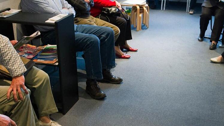 In den Wartezimmern von Fach&auml;rzten m&uuml;ssen die Patienten oft lange Wartezeiten in Kauf nehmen.Symbolfoto: Daniel Karmann,/dpa