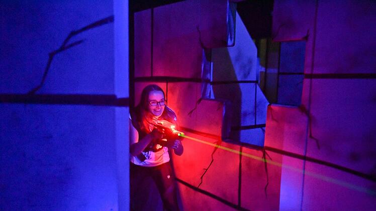 Das Team vom Blog "Frankenfeeling" hat die Lasertag-Arena in Bamberg bei einem Spiel getestet und für absolut Barney-Stinson-tauglich befunden. Foto: Ronald Rinklef