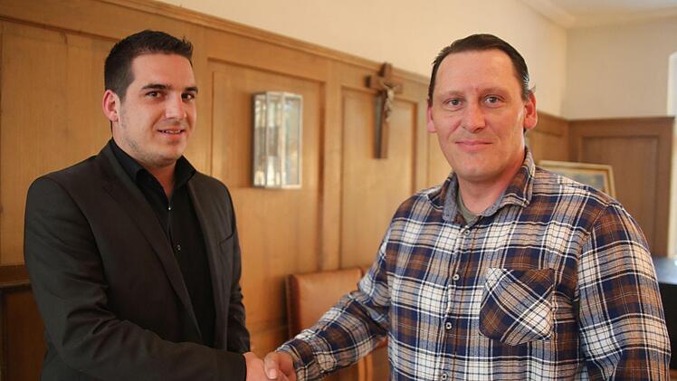 Seßlachs Bürgermeister Maximilian Neeb vereidigt Helmut Neudecker (rechts) als neuen Ortssprecher von Oberelldorf. Foto: Bettina Knauth