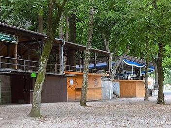 Sonntags der Ansbacher-Tor-Keller (vorne) und vorerst freitags und samstags der Heller-Keller (hinten): Kellerfreuden auch außerhalb der Sommerkirchweih.  Fotos: Bernhard Panzer