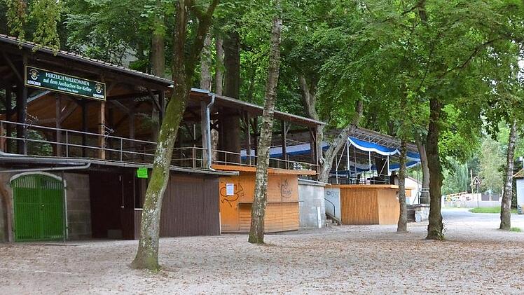 Sonntags der Ansbacher-Tor-Keller (vorne) und vorerst freitags und samstags der Heller-Keller (hinten): Kellerfreuden auch außerhalb der Sommerkirchweih.  Fotos: Bernhard Panzer