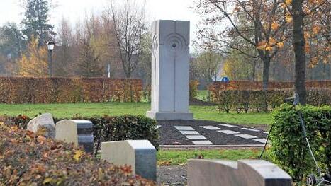 Steinmetz Michael Tully hat die Granitsäule inmitten des neuen Urnengrabfelds auf dem Friedhof in Ebern geschaffen.