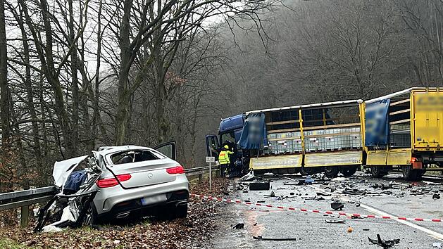 T&ouml;dlicher Unfall in Unterfranken: Frontalzusammensto&szlig; mit Schwertransporter