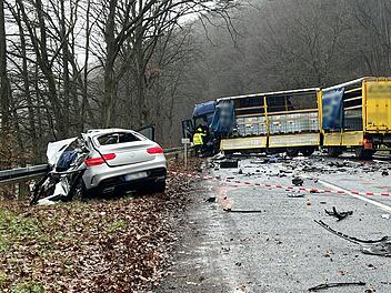 Tödlicher Unfall in Unterfranken: Frontalzusammenstoß mit Schwertransporter