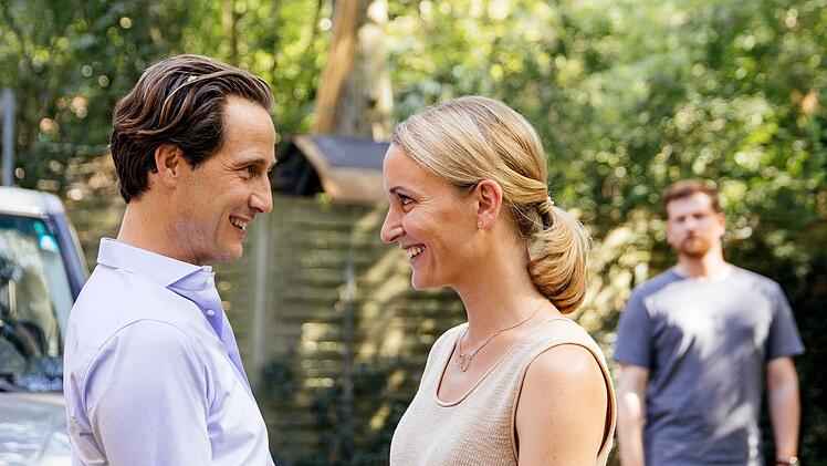 Paul Winter (Christoph Schechinger, hinten) versucht hinter die Fassade des scheinbar perfekten Ehepaars (David Rott, Christina Athenstädt) zu blicken.