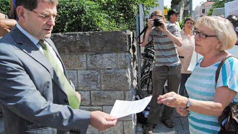 Pressesprecher Stefan Seufert nahm die Forderungen der Demonstranten entgegen.