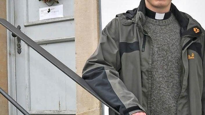 Christian Lutz freut sich auf seine Arbeit als Pfarrer der Pfarreiengemeinschaft Theres, zu der die Pfarreien Gädheim mit Filiale Ottendorf, Obertheres mit den Filialen Buch und Horhausen, Steinsfeld, Untertheres mit Filiale Greßhausen sowie Wonfurt mit Filiale Dampfach gehören. Im Hintergrund ist das Pfarrhaus in Obertheres, das vor dem Einzug des Pfarrers renoviert wird.  Foto: Ulrike Langer