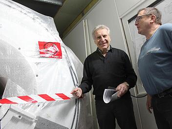 Ludgar Bölling und Wolfgang Preuß vor dem neuen MRTFoto: Sarah Dann