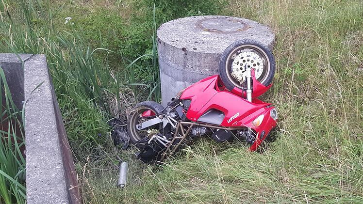 Auf der Kreisstra&szlig;e zwischen Gro&szlig;heirath und Untersiemau ist am Sonntagabend ein Motorradfahrer t&ouml;dlich verletzt worden. Foto: Ferdinand Merzbach