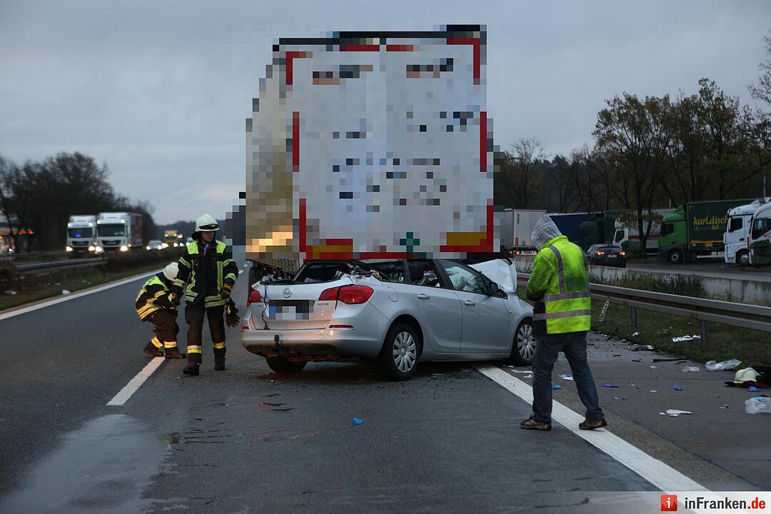 A3 voll gesperrt: Pkw rutscht unter Lkw