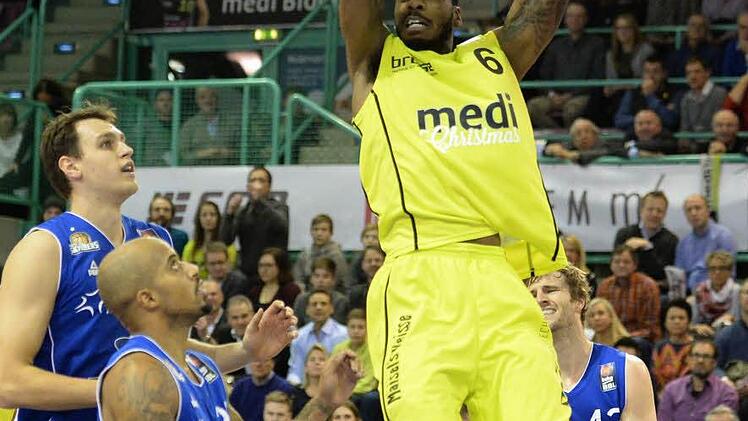 John Flowers stopft den Ball in den Frankfurter Korb. Foto: Peter Mularczyk