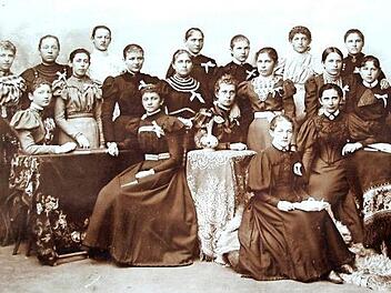 : Der stolze Abschlussjahrgang aus dem Jahr 1897. Die auswärtigen Schülerinnen hatten im Internat der Schwestern gewohnt, das 2011 geschlossen wurde.